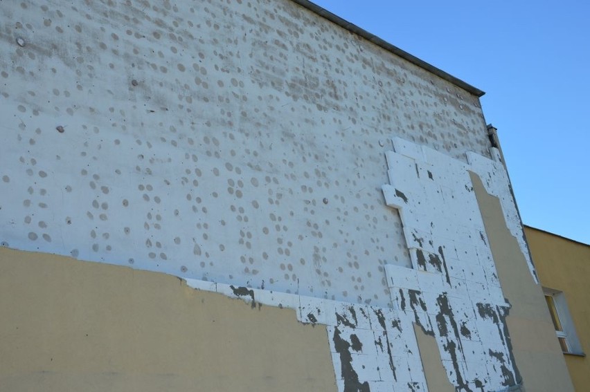 Wiatr oderwał fragment elewacji szkoły podstawowej w Ostrowcu