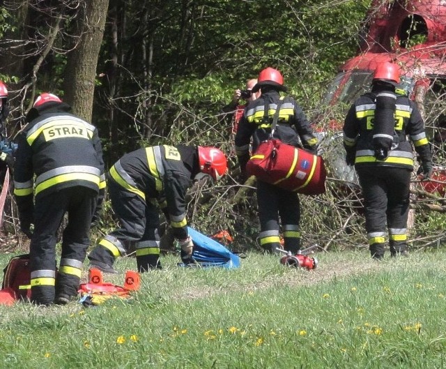 Podczas ćwiczeń koło Pionek strażacy ratowali rannych w pozorowanej katastrofie i gasili pożar śmigłowca.