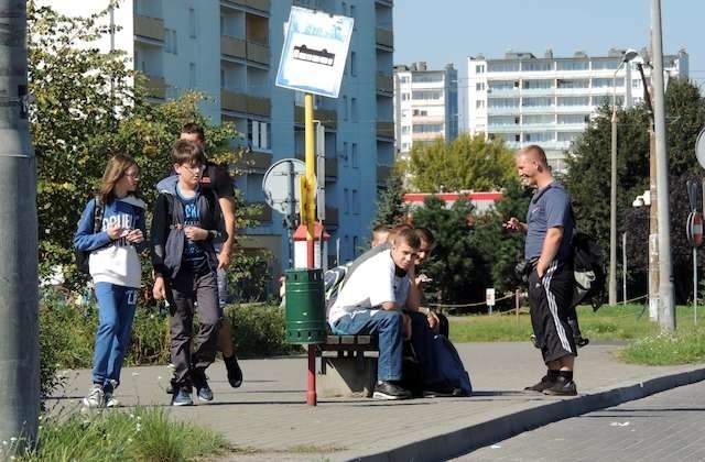 Nowe linie do podtoruńskich miejscowości mają wielu pasażerów. Na przystanku przy Ligi Polskiej stoją pod chmurką