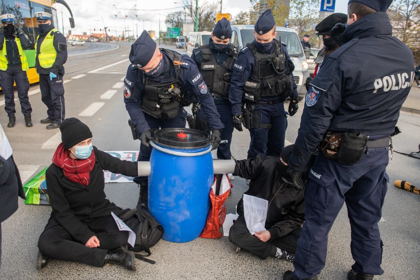 Aktywiści z poznańskiej grupy Extinction Rebellion...