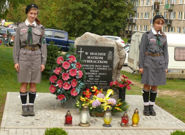 Harcerki przy obelisku poświęconym Matkom Sybiraczkom.