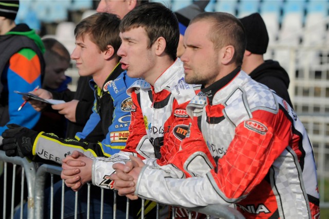 Mateusz Szczepaniak (z przodu) będzie jeździł w barwach Speedway Wandy Instal
