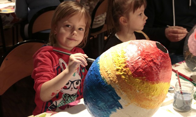 Podczas wielkanocnych warsztatów w grudziądzkim muzeum dzieci z opiekunami wykonywały jaja z papier-mâché