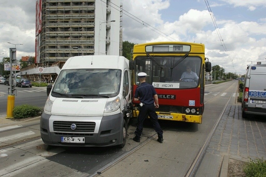 Wypadek na placu Grunwaldzkim. Bus wjechał w autobus MPK (ZDJĘCIA)
