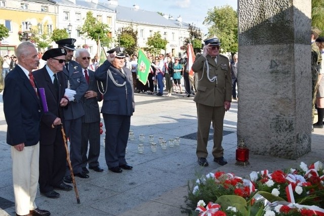 Przy pomniku Gloria Victis kombatanci zapalili znicz, symbolizujący pamięć o poległych w Powstaniu Warszawskim.