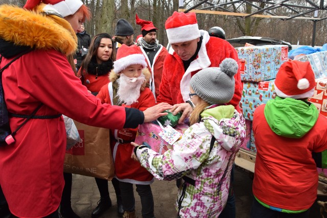 Bielsko-Biała: MotoMikołaje przyjechały z prezentami do dzieci z Domu Dziecka