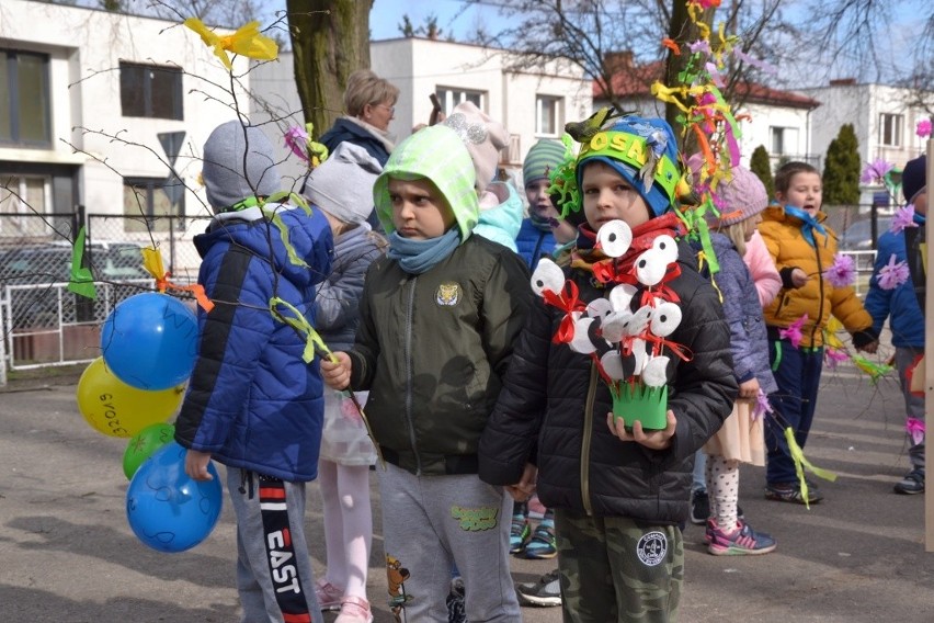 Uczniowie ze Szkoły Podstawowej nr 2 w Lipnie radośnie powitali wiosnę. Było wesoło i kolorowo! [zdjęcia]
