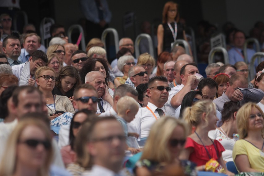 Kongres Świadków Jehowy na Stadionie Śląskim. Dzień 1. Wierni w Chorzowie przez trzy dni będą brać udział w spotkaniach ZDJĘCIA