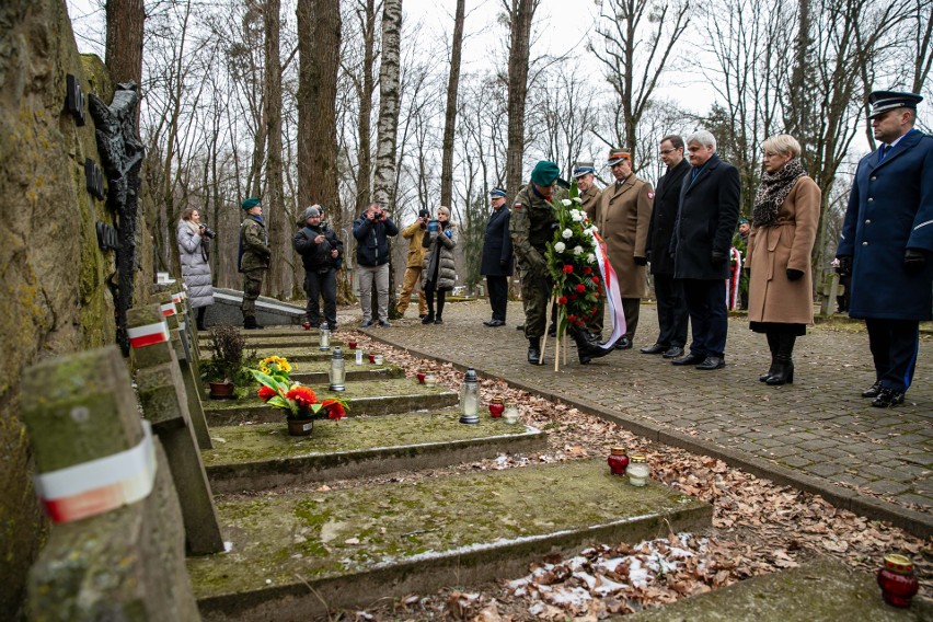 Złożenie kwiatów na cmentarzu wojskowym w Białymstoku