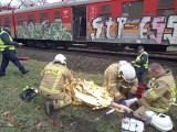 Wypadek kolejowy w Kluczborku. Pociąg osobowy potrącił młodą kobietę