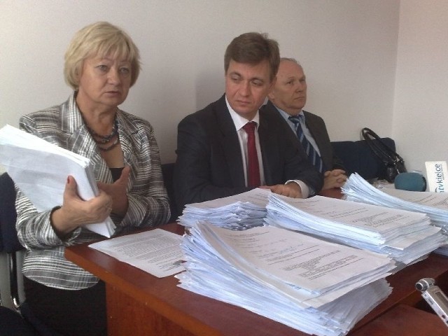 Irena Romanowska pokazuje dokumenty z podpisami rolników, którzy nie otrzymali odszkodowania.