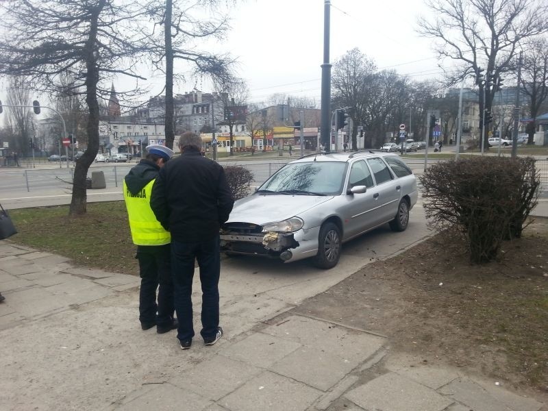Wypadek na ul. Tatrzańskiej. Kierowca wjechał na czerwonym świetle! Jedna osoba ranna [zdjęcia]