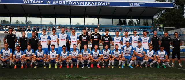 Hutnik Kraków - jesień 2019. Od lewej - górny rząd: Rafał Skórski (trener bramkarzy), Łukasz Łojek (fizjoterapeuta), Leszek Janiczak (trener), Norbert Leśniak, Łukasz Kędziora, Patryk Kołodziej, Tomasz Jaklik, Adam Dul, Mateusz Zając, Kacper Szewczyk, Kamil Sobala, Krzysztof Świątek, Arkadiusz Garzeł, Tomasz Ogar, Jerzy Lipczyński (trener przygotowania fizycznego), Maciej Zysek (kierownik drużyny), Łukasz Kawa (II trener); dolny rząd: Patryk Matysek, Bartosz Tetych, Dawid Linca, Karol Wątroba, Mateusz Reczulski, Kamil Janecki, Miłosz Drąg, Dawid Źródlewski, Piotr Cholewa, Tomasz Kurek, Mateusz Gamrot, Paweł Pyciak, Przemysław Antoniak, Filip Handzlik, Kamil Broda