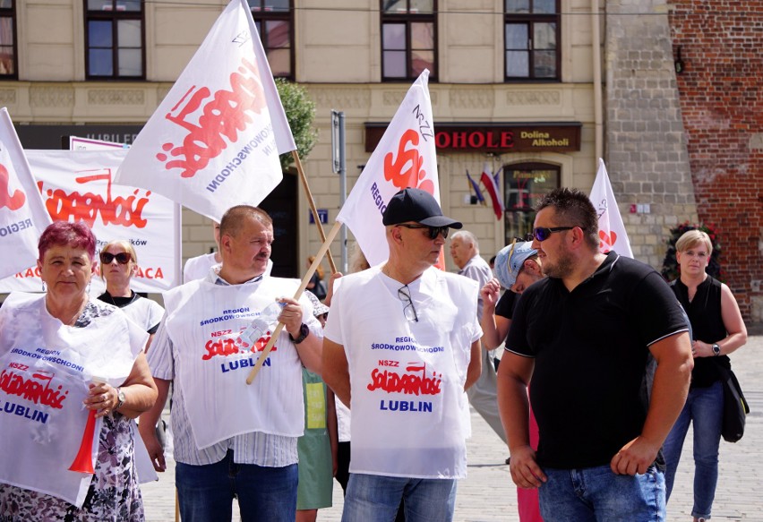 Pracownicy DPS-ów zrobili hałas pod ratuszem i starostwem w Lublinie. Mieli powód [ZDJĘCIA]