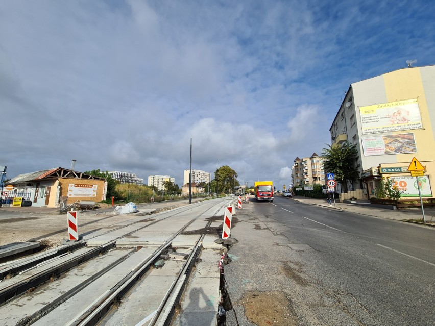 Przed Targowiskiem Miejskim trwa budowa linii tramwajowej....