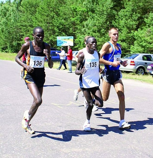 Z lewej Paul Ngetich (nr 136) i Mathew Kosgei (nr 135) biegli jak antylopy.