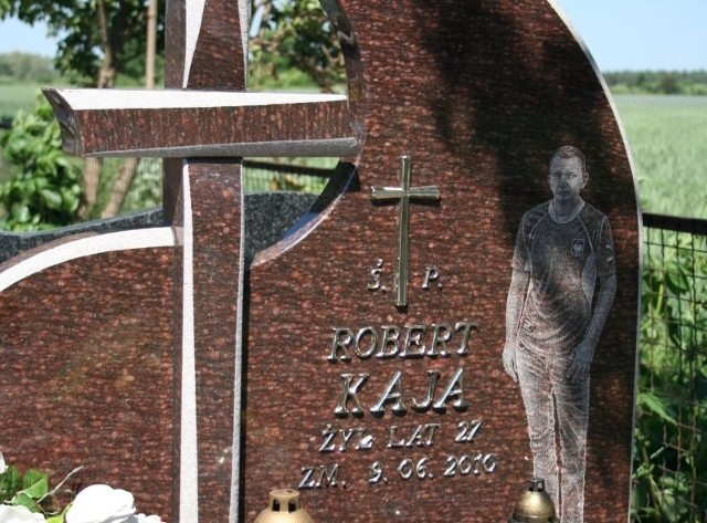 Robert Kaja spoczywa na cmentarzu parafialnym w Ostrowi