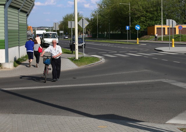 Skrzyżowanie ulic Koszalińskiej i Braci Gierymskich. Mimo że w tym miejscu nie ma wyznaczonego przejscia, piesi mogą przechodzić na drugą stronę ulicy.