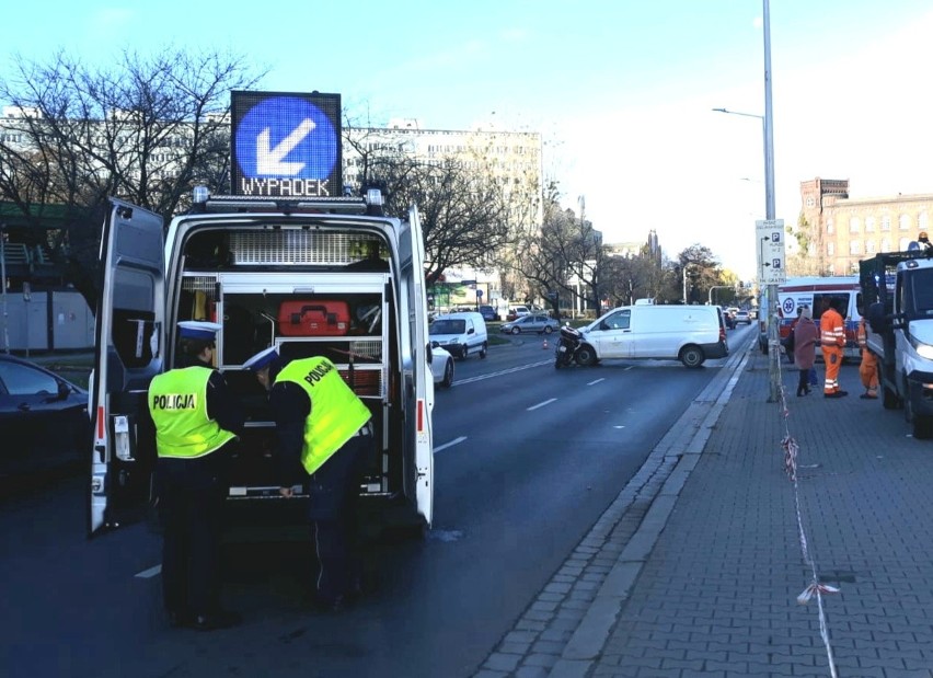 Wypadek motocykla i samochodu przy Pasażu Zielińskiego (ZDJĘCIA)