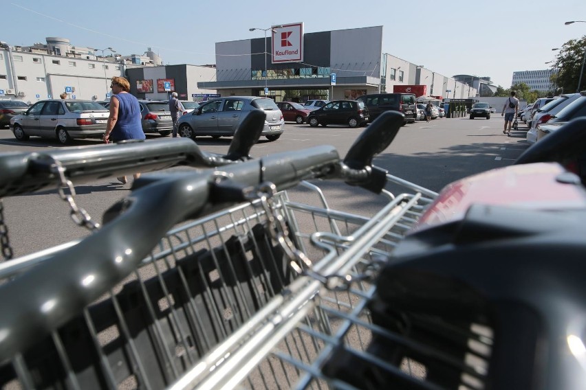 Dłużej czynne są także sklepy sieci Kaufland....