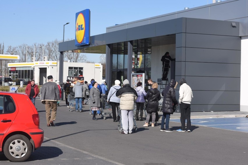 Od 15 października dłużej czynne są sklepy sieci Lidl. Część...