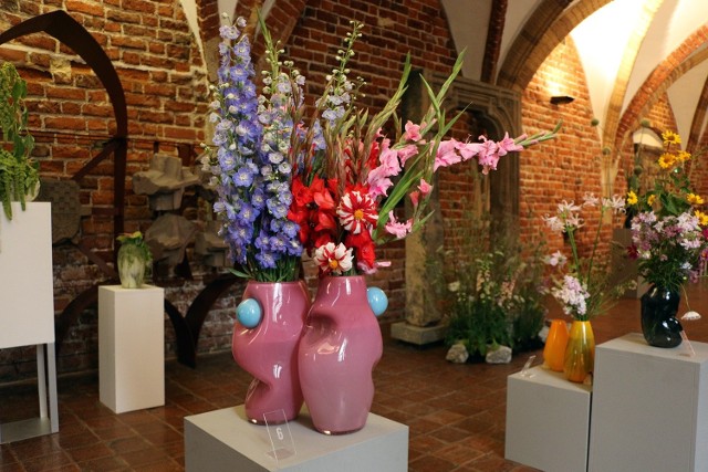 Wrocławskie Święto Kwiatów 2022. Wystawa kwietno-wazonowa w klimatycznych wnętrzach dawnego klasztoru.
