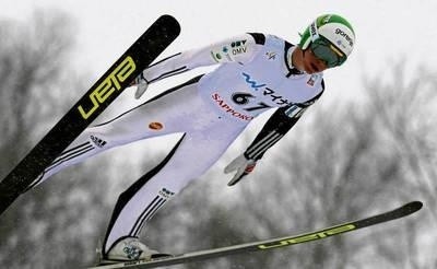 Skoki 21-letniego Petera Prevca robią wrażenie, ale czy utrzyma formę do igrzysk w Soczi? FOT. PAP/EPA/KIMIMASA MAYAMA