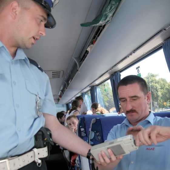 Sierż. Marek Gogol sprawdza trzeźwość kierowcy autokaru.