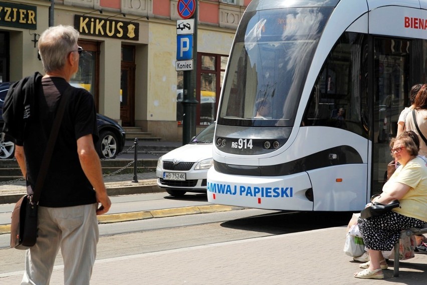 Każdy może już podróżować tramwajem, którym jechał papież