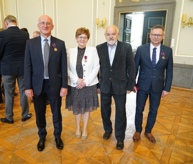Trójka mieszkańców Świdwina – Lucyna Gasztold, Jerzy Krawczyk i Bogdan Wachowiak została odznaczona Krzyżem Zasługi za utworzenie Szkoły Cukrzycy.