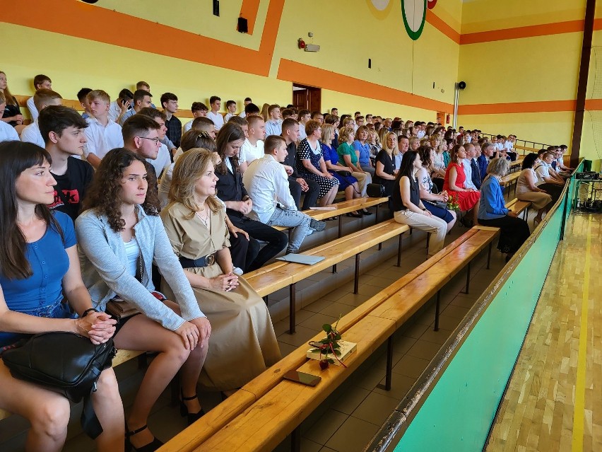 Zakończenie roku szkolnego odbyło się na hali Zespołu Szkół...