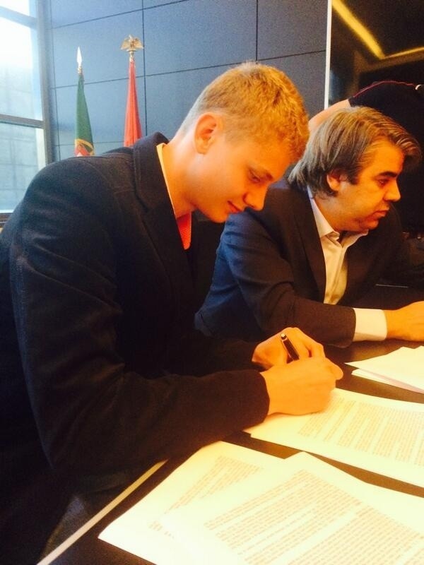 Moment podpisania umowy przez zawodnika uwiecznił Daniel Weber, menedżer Pawła Dawidowicza.