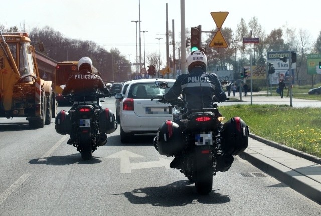 Policjanci na motocyklach to postrach kierowców, rowerzystów i pieszych łamiących przepisy drogowe.