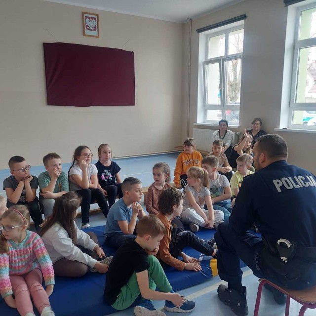 Policjanci z puckiej komendy odwiedzili najmłodszych uczniów szkoły w Połczynie w gminie Puck - 30 marca 2023 r.