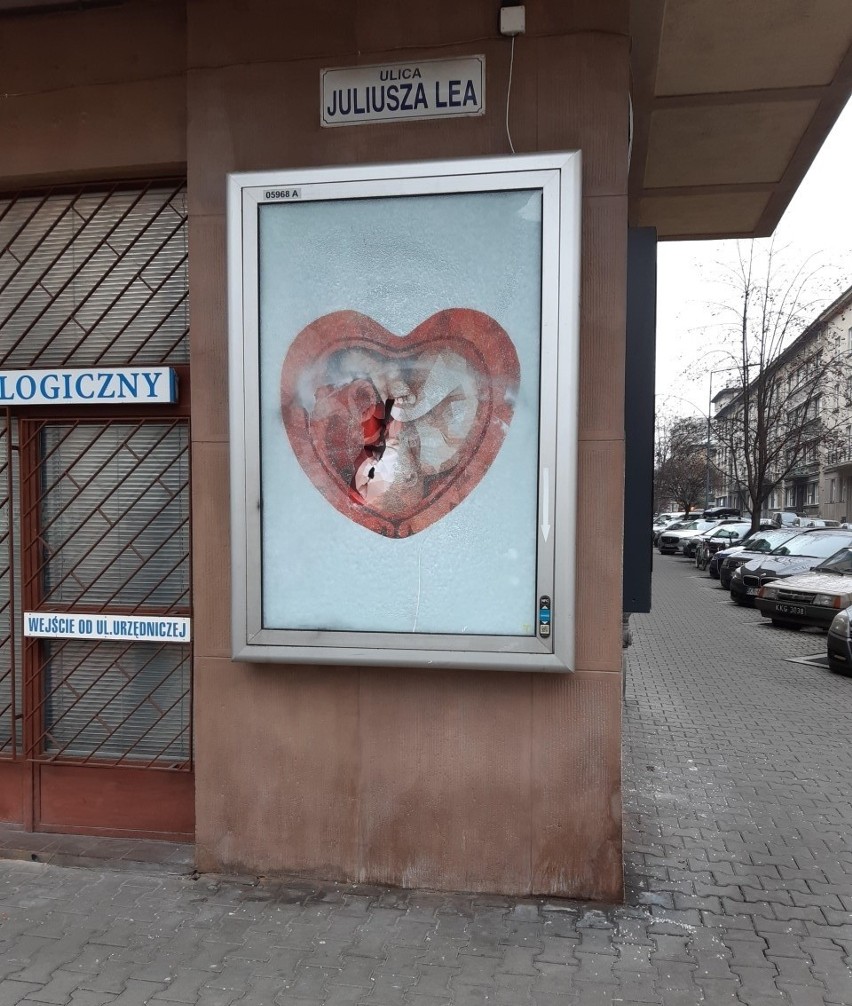 Kraków. Policja ustala, kto niszczy plakaty pro-life z nienarodzonym dzieckiem