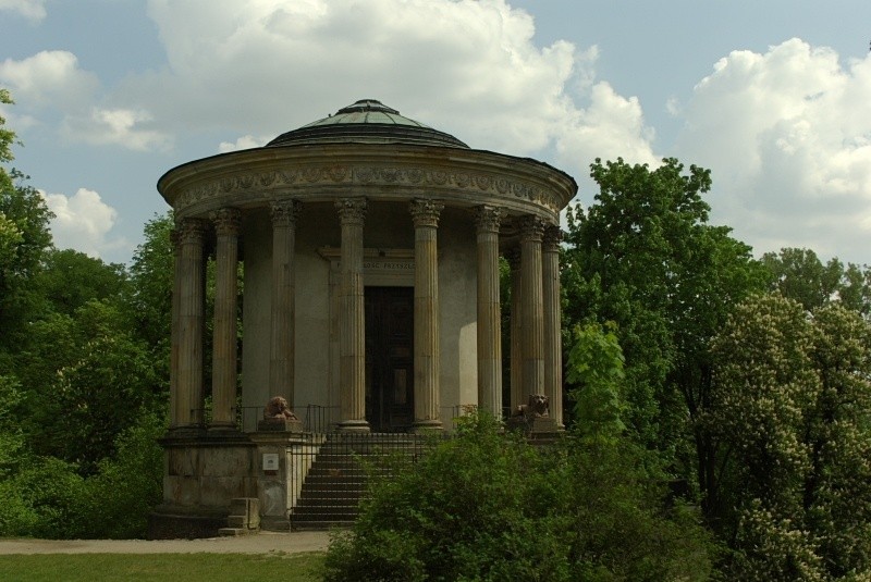 Park Czartoryskich w Puławach – zajmuje powierzchnię około...