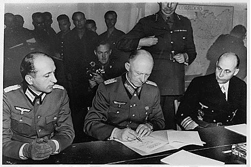 Alfred Jodl podpisuje kapitulację Niemiec, 7 maj 1945 roku.