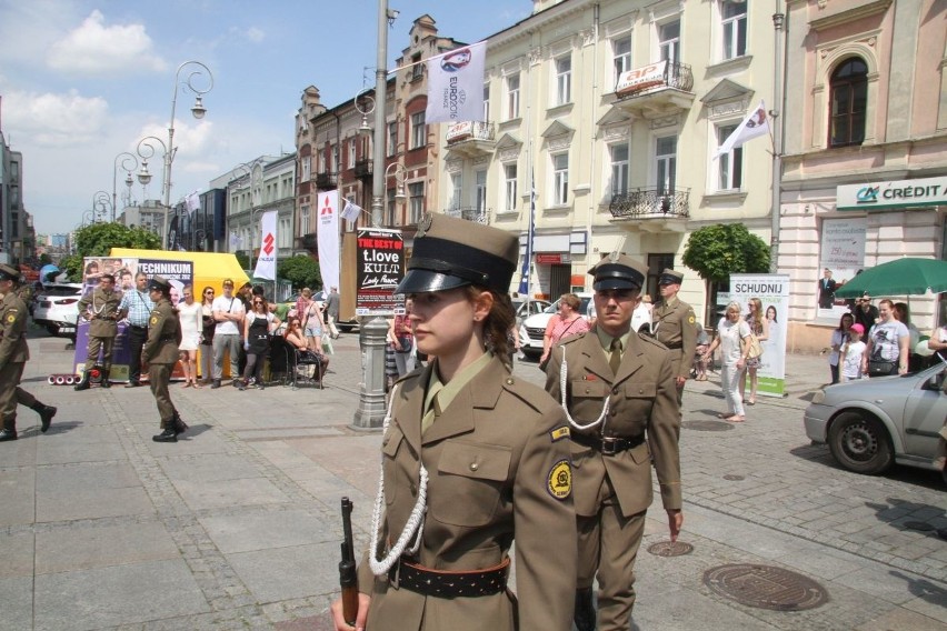 Budzenie Sienkiewki 2016. Widowiskowy pokaz musztry paradnej uczniów na kieleckim Placu Artystów