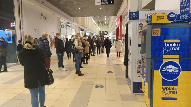 Mieszkańcy przez dwa ostatnie dni tłumnie odwiedzają białostockie galerie handlowe, szczególnie po godz. 16.