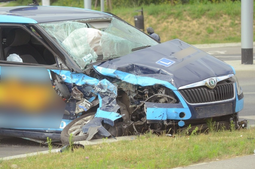 Wypadek na Zelwerowicza. Zderzenie toyoty z samochodem nauki jazdy. Ranni