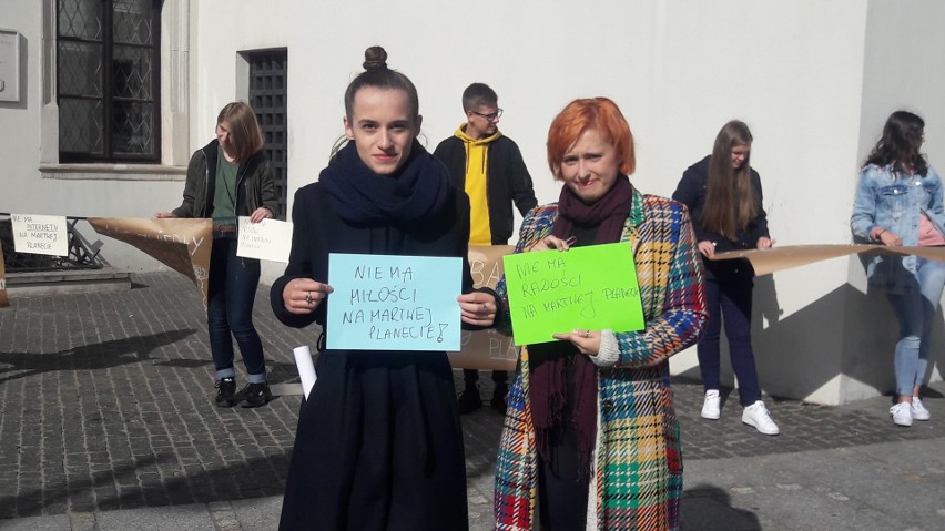 Na Rynku Wielkim w Szydłowcu odbył się protest w sprawie...