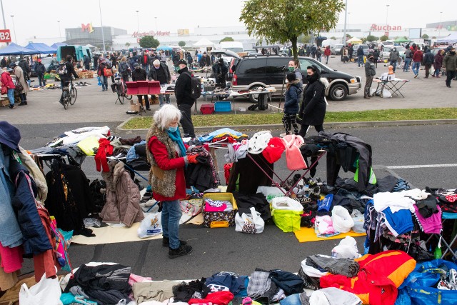 W niedzielę, o godz. 9 na giełdzie przy Centrum Handlowym M1 w Poznaniu dało się dostrzec tłumy. Mimo wciąż rosnącej liczby zakażeń koronawirusem, na pchlim targu nie zabrakło osób zainteresowanych kupnem artykułów wystawianych przez handlarzy.Przejdź do kolejnego zdjęcia --->