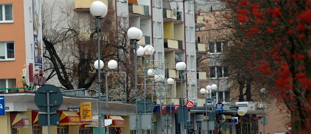 W Kołobrzegu nie wszystkie lampy świecą się w nocy.