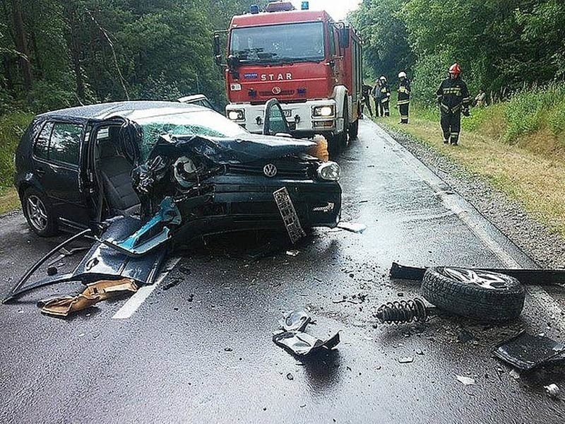 Czołowe zderzenie bmw i golfa. 19-letni kierowca stracił prawo jazdy