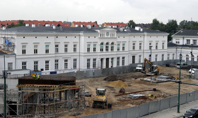 Wykonawca prowadzi obecnie prace na cylindrycznym budynku, którego dach będzie w przyszłości porastała trawa.Zobacz kolejne zdjęcia. Przesuwaj zdjęcia w prawo - naciśnij strzałkę lub przycisk NASTĘPNE