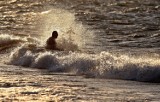 Sinice w Trójmieście zniknęły, ale pojawiły się wysokie fale. Zamknięte plaże