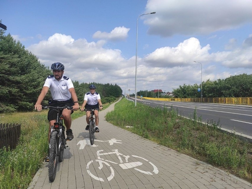 Policjanci na rowerach patrolują drogi rowerowe