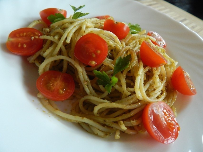 Spaghetti z domowym pesto i pomidorkami.