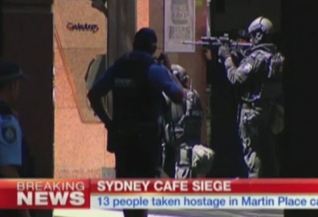 Kolejne osoby uciekły z kawiarni w Australii, gdzie terrorysta przetrzymuje zakładników
