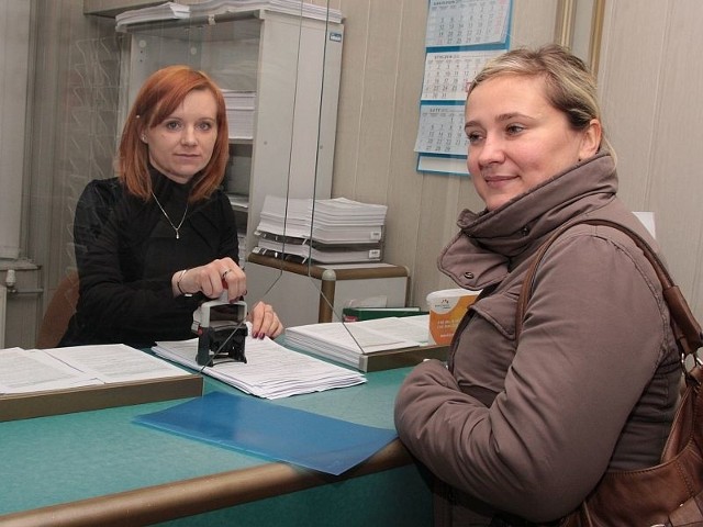 Luiza Lewicka (z prawej) już złożyła zeznanie podatkowe, które przyjęła od niej Izabela Maćkowiak.